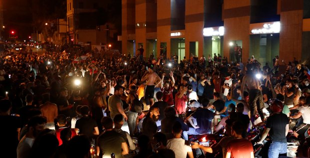 Liban: des manifestants bloquent des routes sur fond de crise economique