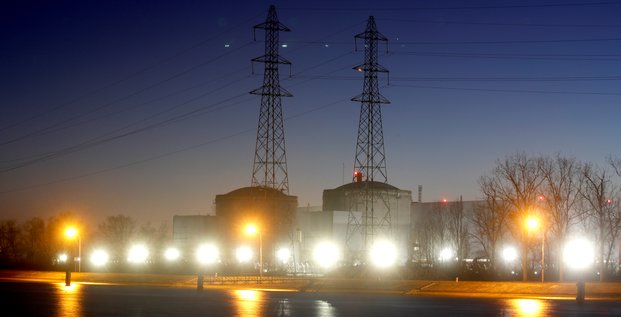 Vue de nuit de la centrale nucléaire de Fessenheim