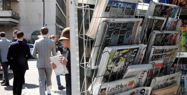 Presse : kiosque à journaux situé devant les locaux de l'AFP, à Paris