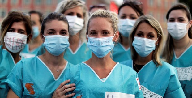 Manifestation de professionnels de santé à Nice pour réclamer des investissements du gouvernement dans les hôpitaux publics, le 30 juin 2020