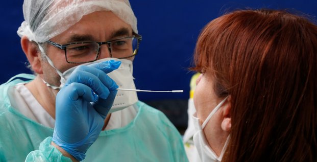France : un docteur administre un écouvillon nasal à une patiente sur un site de test du coronavirus