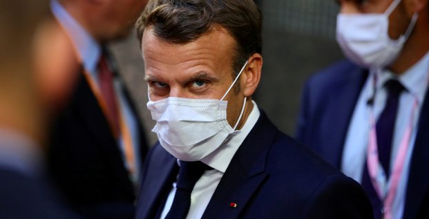 Plan de relance européen : Le président Emmanuel Macron quitte le bâtiment du Conseil européen lors du sommet de l'Union européenne, le 20 juillet 2020