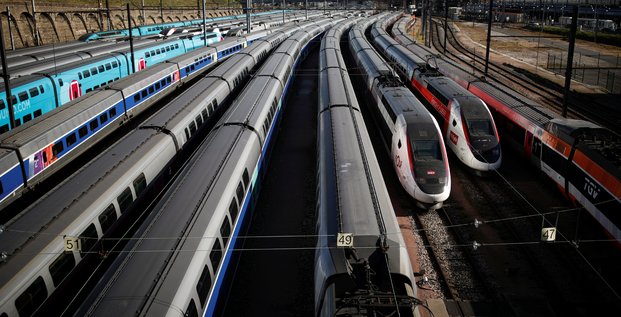 Des TGV sont stationnés près de la gare de Lyon à Paris lors du confinement pour limiter la propagation du coronavirus