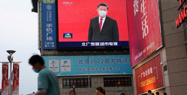 Chine : le président Xi Jinping, masque sur le visage, apparaît sur un écran dans une zone de shopping à Pékin
