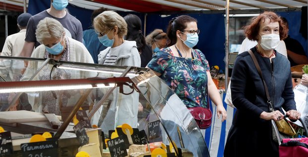 Coronavirus : des gens portant un masque font leur marché à Paris, le 29 août 2020