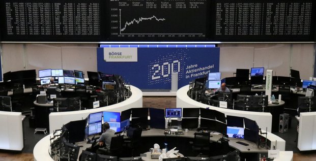 Les bourses europeennes terminent en baisse