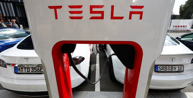 Station de recharge rapide Tesla Supercharger, Superchargeur, batterie électrique, voiture électrique (le 10 septembre 2020 à Berlin)