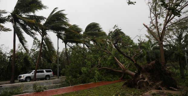 L'ouragan delta a perdu de sa force avant de toucher terre pres de cancun