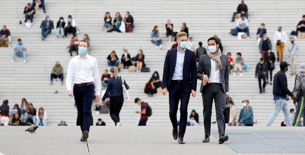 Coronavirus : des gens portant un masque marchent dans le quartier financier de La Défense à Nanterre, le 1er septembre 2020