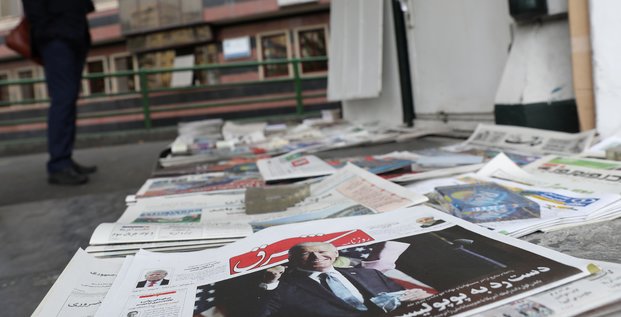 Un journal avec à sa Une le président élu Joe Biden est vu dans un kiosque à journaux à Téhéran, en Iran