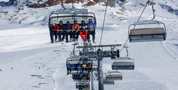Ski a noel a l'etranger: macron evoque des mesures restrictives et dissuasives