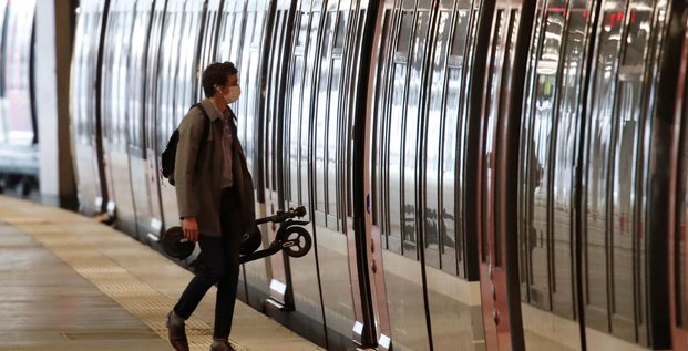 Transports : un homme portant un masque s'apprête à entrer dans un RER en station Gare du Nord, à Paris, le 27 avril 2020