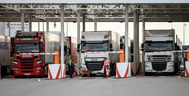 Brexit: des files de camions a perte de vue aux abords du port de douvres
