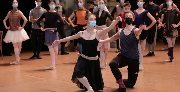 Coronavirus : Des danseurs portant un masque se produisent sur scène durant une répétition du ballet de Don Quichotte au Théâtre de l'Opéra à Nice, le 10 décembre 2020