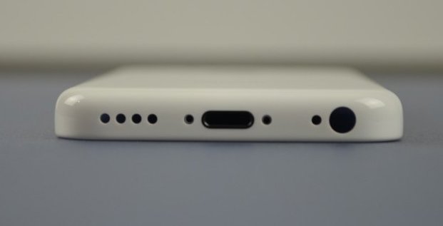 La partie basse de l'iPhone 5C avec la connectique pour le casque et le chargeur