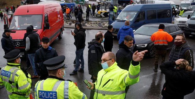 Des chauffeurs routiers en colere demandent a quitter le royaume-uni