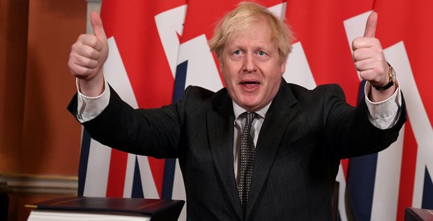 Le premier ministre britannique Boris Johnson signe l'accord post-Brexit, le 30 décembre 2020