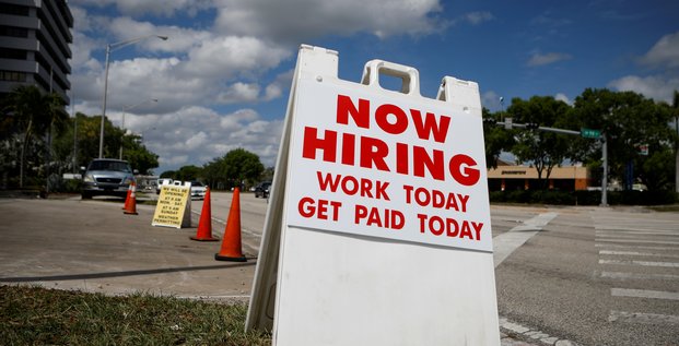 Illustration chômage / emploi / recrutement États-Unis : un panneau indique Nous embauchons, à Miami, en Floride