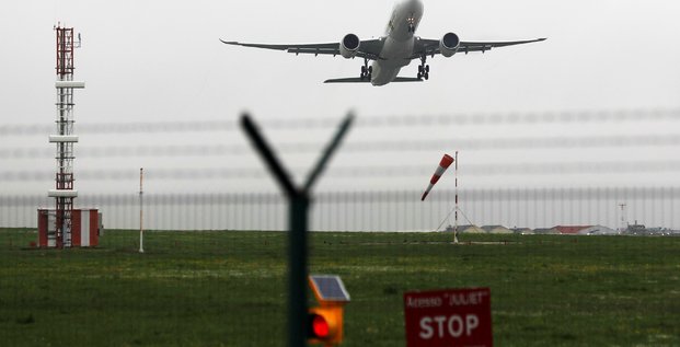 La reprise du trafic aerien menacee par les variants, declare l'iata