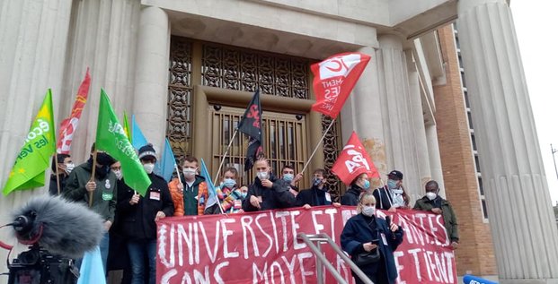 Rassemblement des syndicats étudiants, le 20 janvier dernier, contre la précarité étudiante et pour un plan d'urgence pour les facultés, devant le siège de l'Université de Lille.