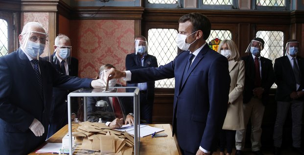 Emmanuel Macron vote lors du second tour des élections municipales 2020
