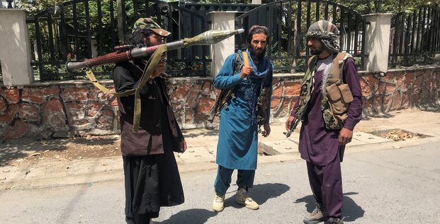 Afghanistan: a kaboul, les taliban confisquent des armes a des civils