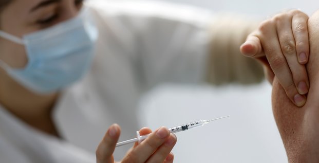 Coronavirus: le gouvernement examinera mercredi l'extension du rappel vaccinal aux plus de 40 ans
