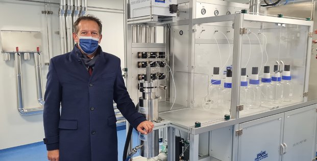 Matthieu Giraud, directeur mondial Corden Pharma de la Plateforme Lipides à côté de la ligne de purification des lipides (technologie SFC)