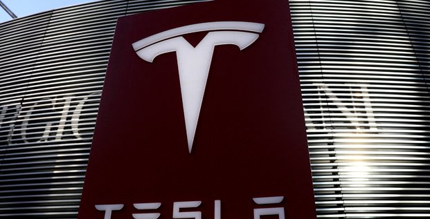 Tesla rappelle pres de 54.000 vehicules dotes de son logiciel de conduite autonome complete