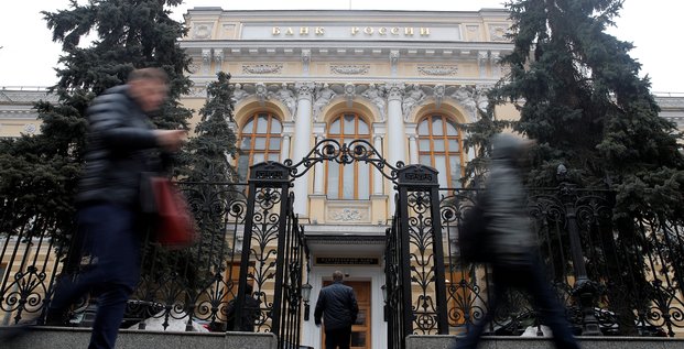 La banque centrale russe releve son taux directeur, veut contenir l'impact des sanctions