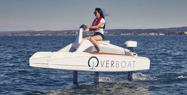 L'Overboat, catamaran individuel léger, électrique et à foil autorégulé conçu par la startup sétoise Neocean, file à 7,5 nœuds (14 km/h) et jusqu'à 15 nœuds (28 km/h) en vitesse maximale, et ne nécessite pas de permis.