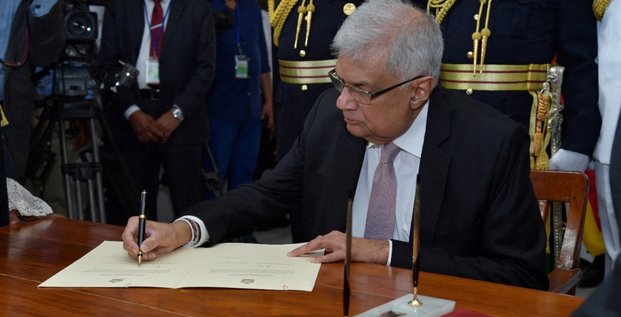 Sri lanka: le nouveau president prete serment en pleine crise economique