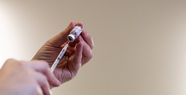 Covid: premiere autorisation du vaccin ciblant le variant omicron en grande-bretagne