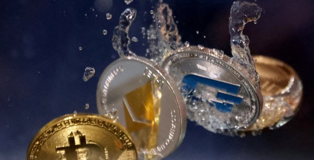 Representations des cryptomonnaies bitcoin, ethereum et dash plongeant dans l'eau