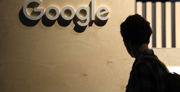 Une femme passe devant le logo de google a berlin