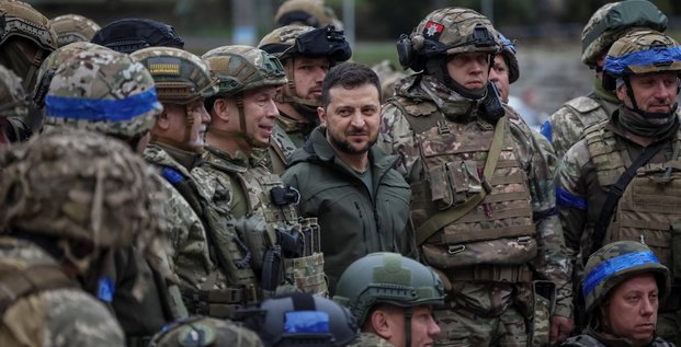 Le president ukrainien volodimir zelensky avec des soldats lors d'une visite dans la ville d'izioum en ukraine