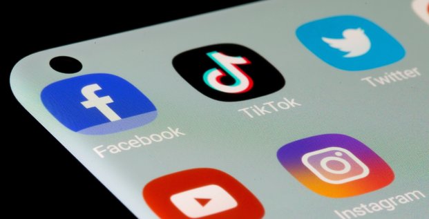 Les applications facebook, tiktok, twitter, youtube et instagram sont vues sur un smartphone