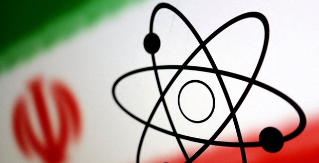 Le symbole atomique et le drapeau iranien