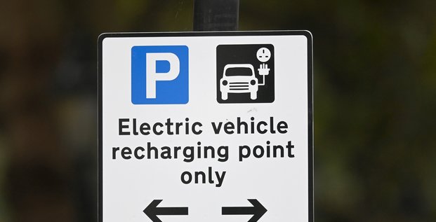 Panneau de signalisation d'une borne de recharge pour vehicules electriques a londres