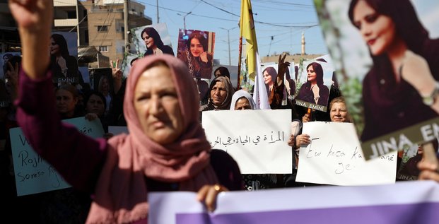 Des femmes manifestent  dans le nord-est de la syrie contre la mort en iran de la jeune kurde mahsa amini