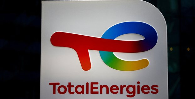 Photo d'archives du logo de totalenergies qui est photographie dans une station de recharge pour voitures electriques a courbevoie