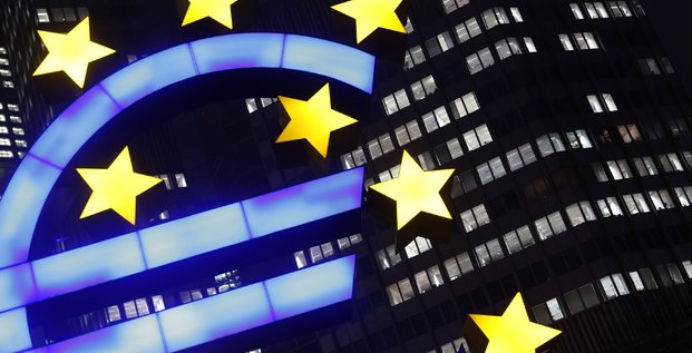 Le symbole de l'euro illumine de nuit devant le siege de la banque centrale europeenne (bce) a francfort.
