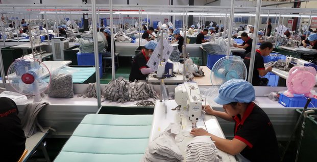 Des employes travaillent sur une chaine de production dans une usine de jiujiang, province du jiangxi, en chine