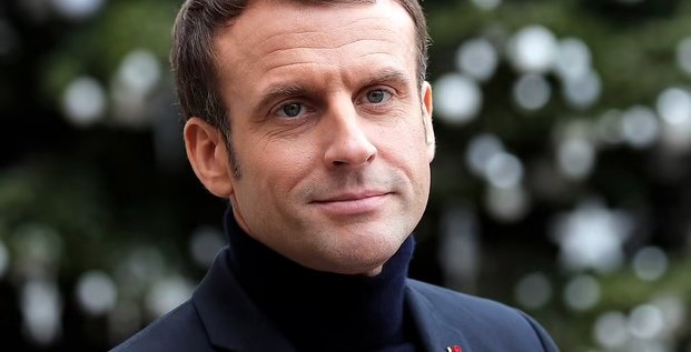 Macron en col roulé