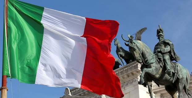 Le drapeau italien flotte devant l'altare della patria, egalement connu sous le nom de vittoriano, dans le centre de rome