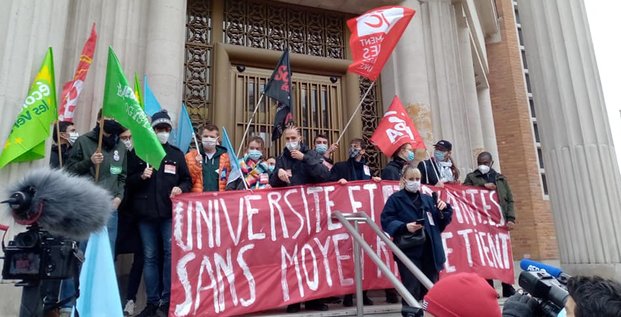 Rassemblement des syndicats étudiants, le 20 janvier dernier, contre la précarité étudiante et pour un plan d'urgence pour les facultés, devant le siège de l'Université de Lille.