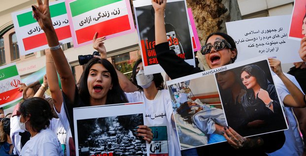 Des manifestants lors d'une manifestation pres du consulat iranien a istanbul suite a la mort de mahsa amini en iran