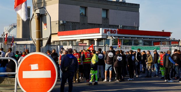 Manifestation du personnel de totalenergies et esso exxonmobil devant la raffinerie esso a fos-sur-mer