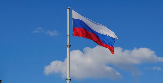Un drapeau flotte sur une place de la ville de melitopol, controlee par la russie, dans la region de zaporijjia
