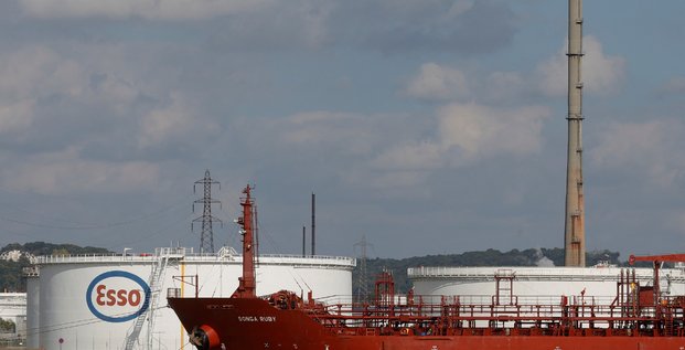 Un petrolier devant la raffinerie de petrole exxonmobil, a port-jerome-sur-seine